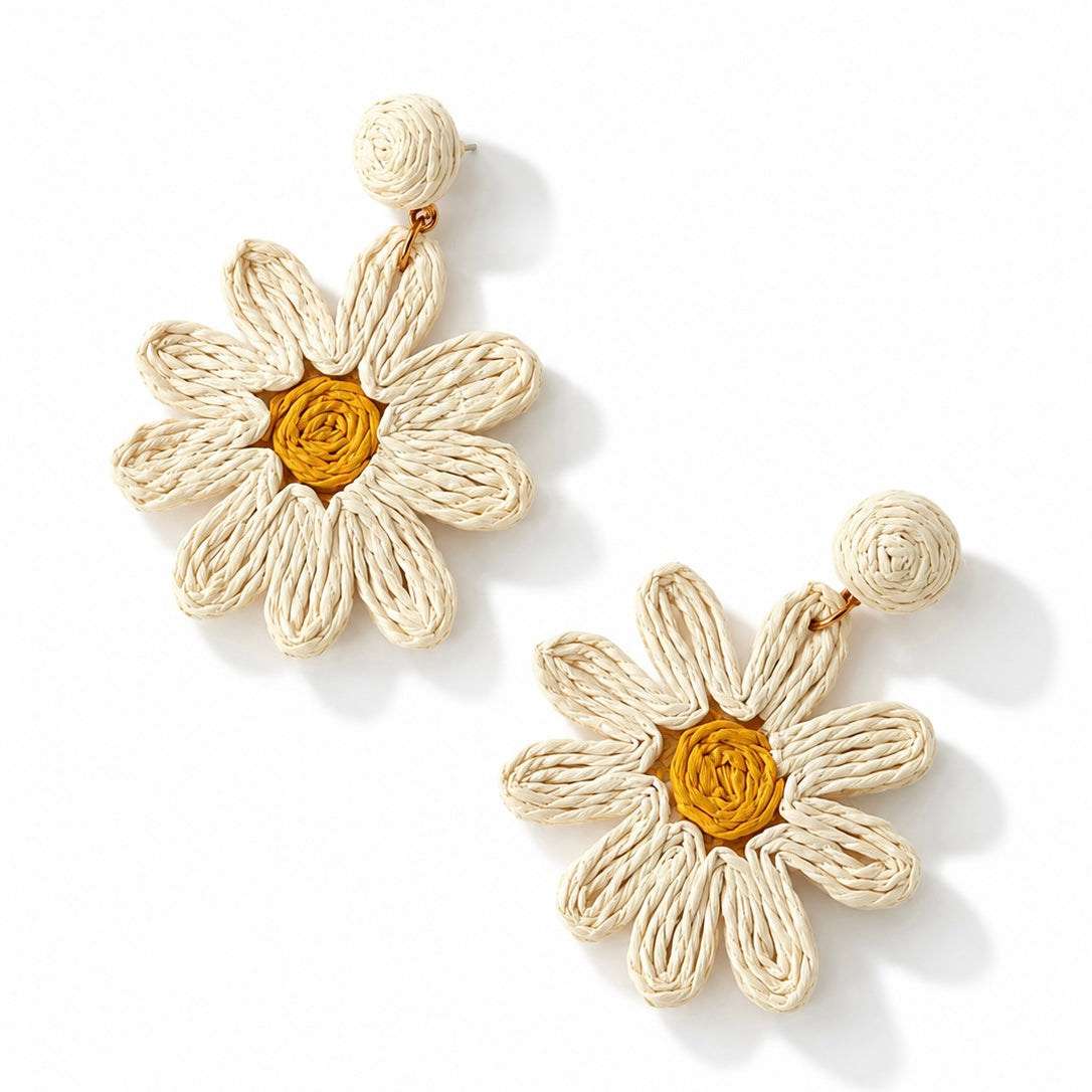 SUN KISSED BLOOM DROPS – Raffia-Ohrhänger mit Blütenform, 5 cm – Bild 6