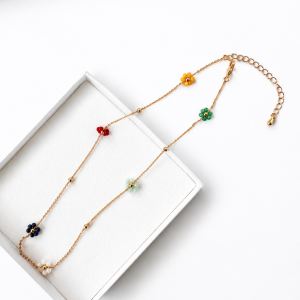 RAINBOW BLOOM NECKLACE – Goldkette mit bunten Blütenperlen, 35 cm