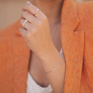 FIONA ARMBAND – Armband mit Perlen und silberfarbenen Ziersteinen