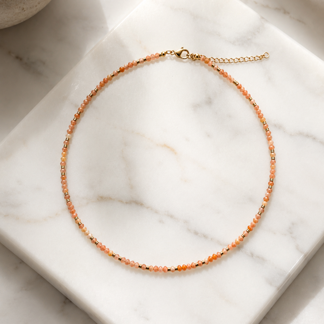 CORAL WHISPER NECKLACE – Halskette mit korallfarbenen Natursteinperlen – Bild 3