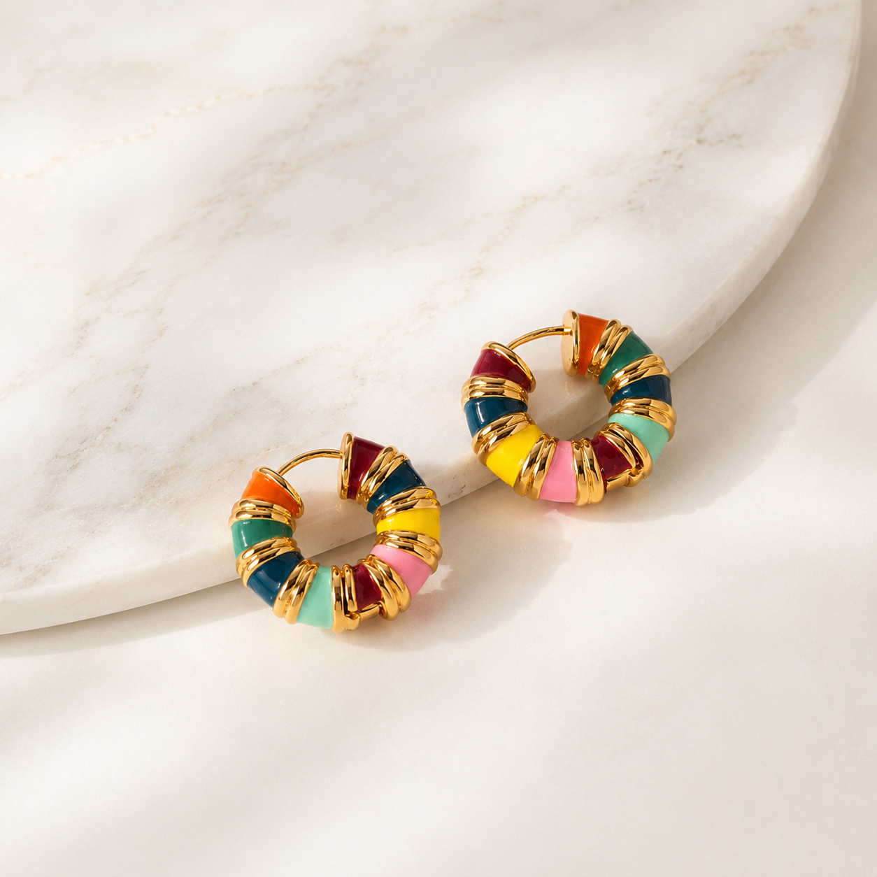 MARBELLA MOSAIC HOOPS – Emaille-Creolen in Multicolor, 2 cm – Bild 3