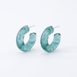 CECILE HOOPS – Creolen aus Acetat in Pastell, 2,6 cm