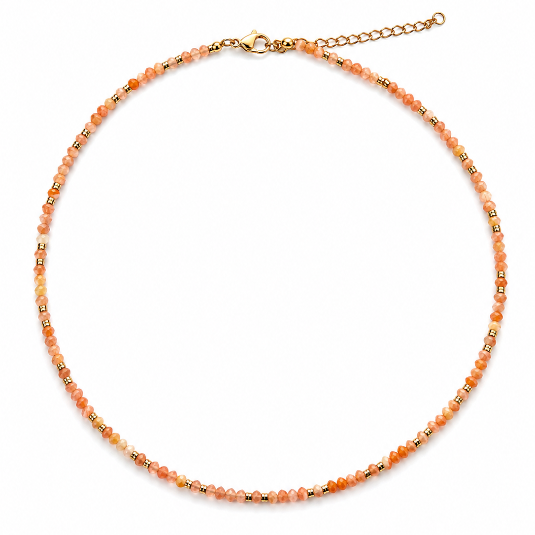 CORAL WHISPER NECKLACE – Halskette mit korallfarbenen Natursteinperlen