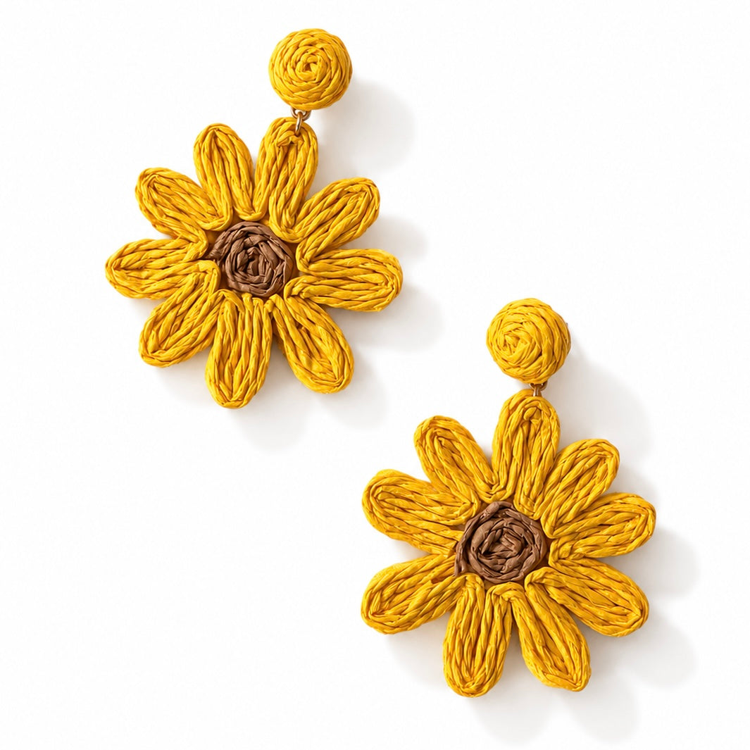 SUN KISSED BLOOM DROPS – Raffia-Ohrhänger mit Blütenform, 5 cm – Bild 7