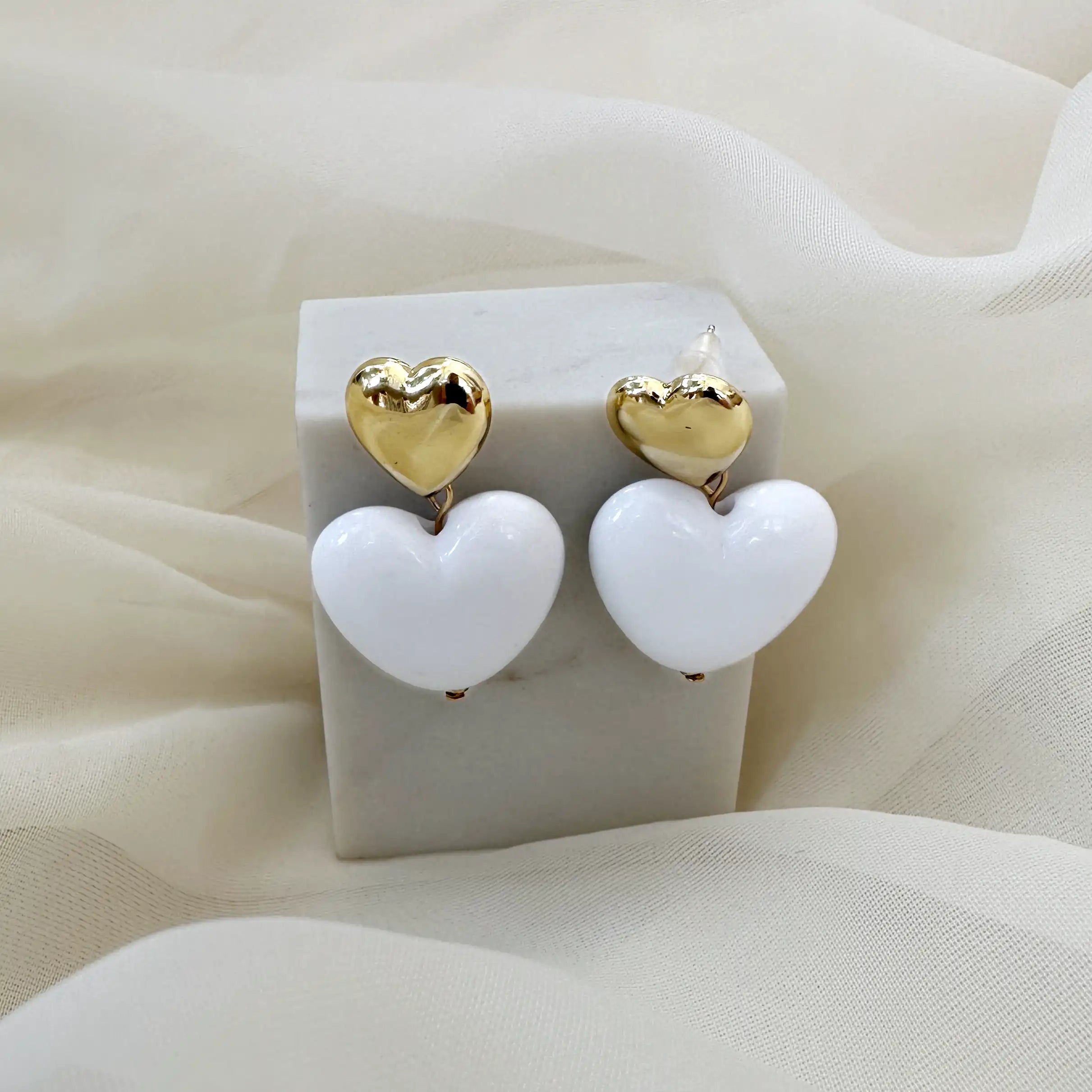 WILLOW EARRINGS – Ohrhänger mit Herz-Anhängern, 3,5 cm